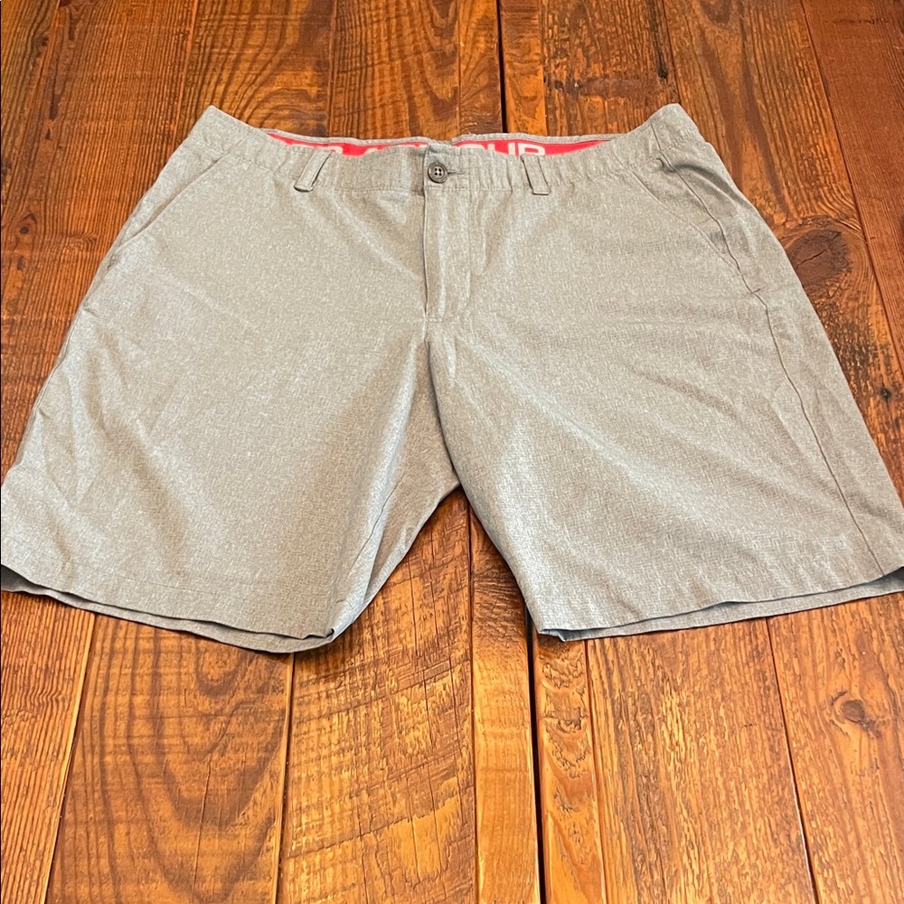 Under armour mens gray golf shorts, size 38
